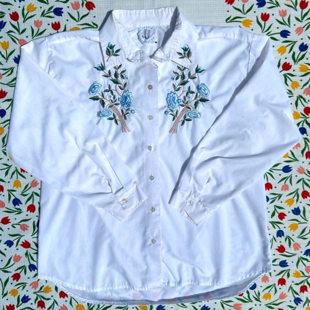 Beautiful Vintage Embroidered Button Down